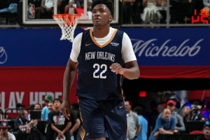 頗有亮點(diǎn)！13號(hào)秀德里克-奎因11投6中砍下15分6板2帽 造文班六犯