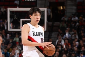 劉維偉：楊瀚森這時(shí)候應(yīng)該主動(dòng)一點(diǎn) 張衛(wèi)平：沒辦法只能自己搶