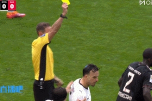 打排球呢？于帕與對方纏斗爭搶球權(quán)，突然一掌把球拍走，吃到黃牌