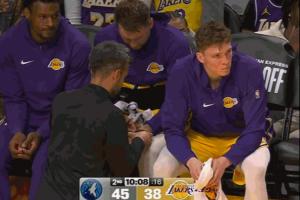 傷不起??！隊醫(yī)在場邊幫東契奇治療首節(jié)因切球挫傷的手指