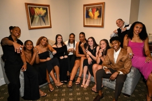 我們是冠軍！佩奇回母校領(lǐng)取NCAA冠軍戒指 和女友及其他隊(duì)友合影