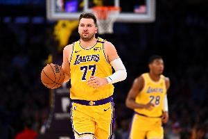 八村：首節(jié)被換下場(chǎng)時(shí)才發(fā)現(xiàn)東契奇已經(jīng)得到17分了 我當(dāng)時(shí)驚呆了