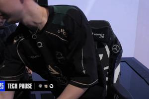 手牽手上廁所了？Driver和Busio兩人暫停階段雙雙離開舞臺