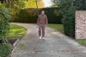 哈蘭德整活展示英超9月最佳球員獎杯：適合散步的好天氣