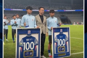 里程碑！申花主場(chǎng)戰(zhàn)英博賽前，為汪海健和徐皓陽舉辦百場(chǎng)儀式