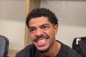 隊(duì)記：本-謝潑德在防守莫蘭特時(shí)被磕掉一塊牙 但他繼續(xù)堅(jiān)持比賽