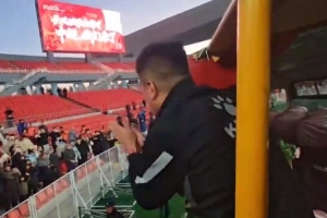 沖超成功！遼寧鐵人賽后花車巡游，主帥李金羽與球迷激情互動