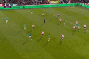 直接上天了！薩拉赫得球調(diào)整許久，一腳打門高得非常離譜