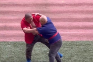 硬碰硬！泰山vs海港賽前進(jìn)行了暖場節(jié)目——摔跤