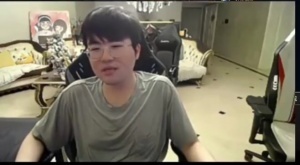 裝起來了！姿態(tài)：不就從那個球里面開兩張紙出來嗎有什么好吹的？