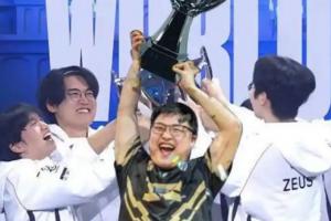 爆了！Uzi：決賽偷獎杯？我都不用偷包有我舉杯的那一幕