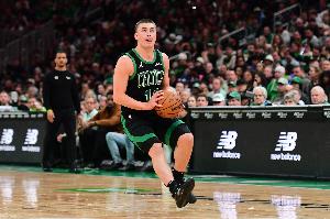 穩(wěn)定輸出難救主！普理查德16中8拿到21分10板4助 拼下3前場(chǎng)板