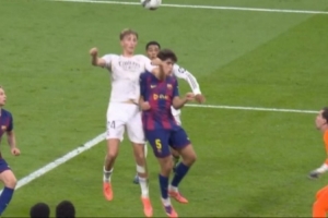 不滿進球！巴薩球員強烈抗議貝林進球前，赫伊森肘擊庫巴西臉部