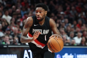 防守助隊起勢反超比分！韋斯利半場拿4分4板3助2斷&生斷哈登拿分