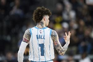 苦苦支撐！三球半場15中7&7罰7中砍23+7+4 首節(jié)轟下15分