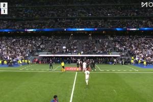 全場(chǎng)起立鼓掌！姆巴佩第90分鐘被貢薩洛換下，與阿隆索擊掌致意