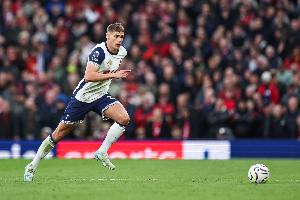 后衛(wèi)為熱刺英超單場雙響，范德芬是2013年維爾通亨后首人