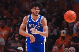 恐怖如斯！卡梅隆-布澤爾上演單臂攬月蓋帽 順勢助攻隊友快攻