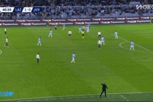 這沒踢進(jìn)？弗拉霍維奇半空門機(jī)會中框，但也越位在先