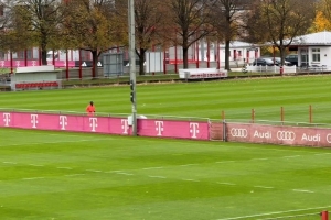 記者：戴維斯今日進(jìn)行慢跑訓(xùn)練，他希望今年重返賽場(chǎng)