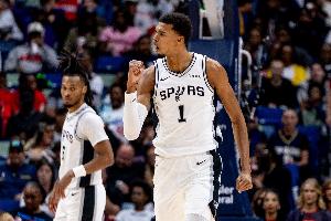 傳得很隱蔽！文班突破不看人外傳助攻卡斯爾命中三分