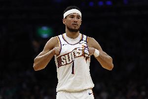 末節(jié)連續(xù)高難度三分！布克26中11&三分12中5空砍34分5板10助