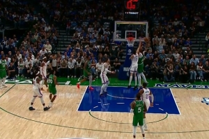 可惜！濃眉籃下接球力壓切特單臂暴扣 但24秒違例在先