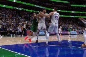 關(guān)鍵判罰！華盛頓搶球霍姆格倫出界 獨(dú)行俠挑戰(zhàn)失敗