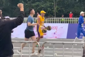 跑曼巴？濰坊馬拉松驚現(xiàn)身穿科比球衣拍雙球跑步的選手