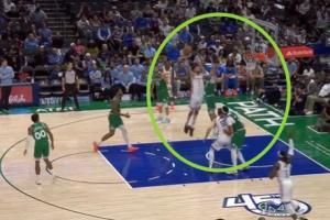 歡迎來(lái)到NBA！霍姆格倫迎著弗拉格單臂滑翔炸扣！