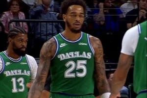 打雷霆就爆！PJ-華盛頓從半場(chǎng)沖過(guò)來(lái) 接隊(duì)友傳球強(qiáng)硬打成2+0