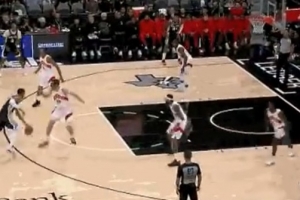 少林寺圣僧！？文班亞馬外線運球拜佛過人 突破后被犯規(guī)倒地