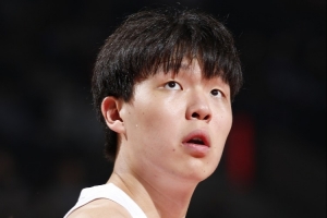 解說：楊瀚森需要很好的投籃環(huán)境 他與隊(duì)友&對手都不在一個節(jié)奏上