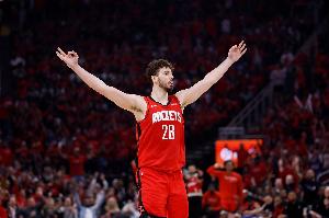 高效全能！申京11中7拿到21分6板6助1斷 正負(fù)值+25