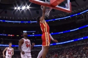 扣爽了！老鷹壓迫防守連續(xù)搶斷 杰倫-約翰遜反擊暴扣兩連擊