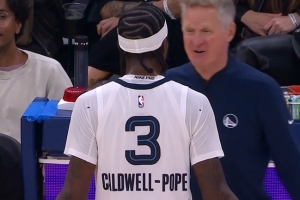 這你都上當(dāng)？庫明加大回環(huán)造成波普犯規(guī) 科爾笑呵呵跟波普聊天