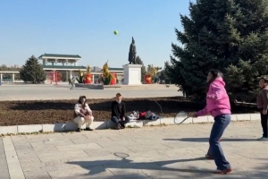 前美網(wǎng)冠軍拉杜卡努回沈陽(yáng)探親，在公園與大媽打起網(wǎng)球