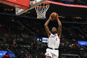 次節(jié)帶隊追分！萊昂納德半場10中4拿下10分3籃板