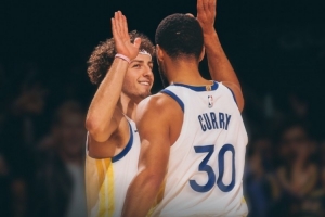 封面為庫里和波杰！勇士官方曬贏球海報：防守發(fā)揮了作用