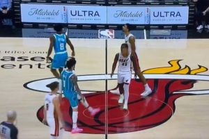 這松弛感沒誰了！三球秀腳法“直接”爆頭小米切爾 隊(duì)友看懵了