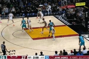 這顛投真準(zhǔn)！三球迎著防守人不講理三分再進(jìn)還加罰！4中4了！