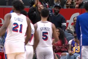 一蹦三尺高！76人加時反超 恩比德沖鋒進場慶祝！