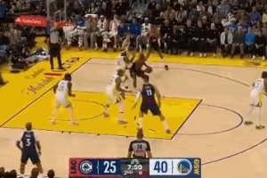 硬碰硬！小卡籃下強攻巴特勒轉身拋投命中