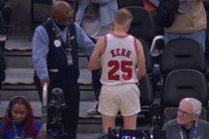 這老古董哪兒找來的??？有球迷身穿科爾公牛球衣場(chǎng)邊觀賽