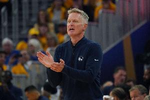 科爾談限制小卡：讓大個子保持對他的防守 盡力讓他出手更困難