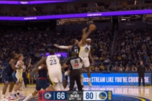 拳怕少壯！大洛和穆迪中圈跳球 后者穩(wěn)穩(wěn)跳起獲得球權(quán)