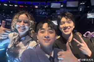 毛毛：跟大狗跑到隔壁解說(shuō)臺(tái)找laure合影 多年lec觀賽老歐子認(rèn)證