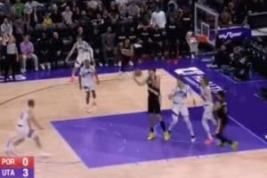 盡管投！克林根瘋狂搶板&開拓者一個(gè)回合5前場(chǎng)籃板