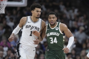 鐵林：文班亞馬增加了肌肉 他現(xiàn)在看起來(lái)像有跳投的字母哥