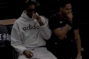 酷！愛(ài)德華茲場(chǎng)邊帥氣裝扮悠閑觀戰(zhàn) 森林狼目前占據(jù)場(chǎng)上主動(dòng)